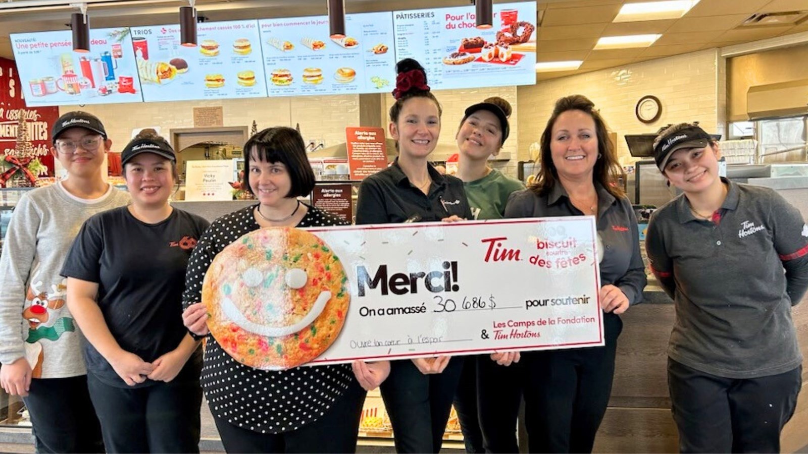 C'est Dyane Plante, coordonnatrice de l’organisme «Ouvre ton cœur à l’espoir», qui a reçu le chèque en compagnie de Vicky Poulin, propriétaire des Tim Hortons, et des membres de son équipe.