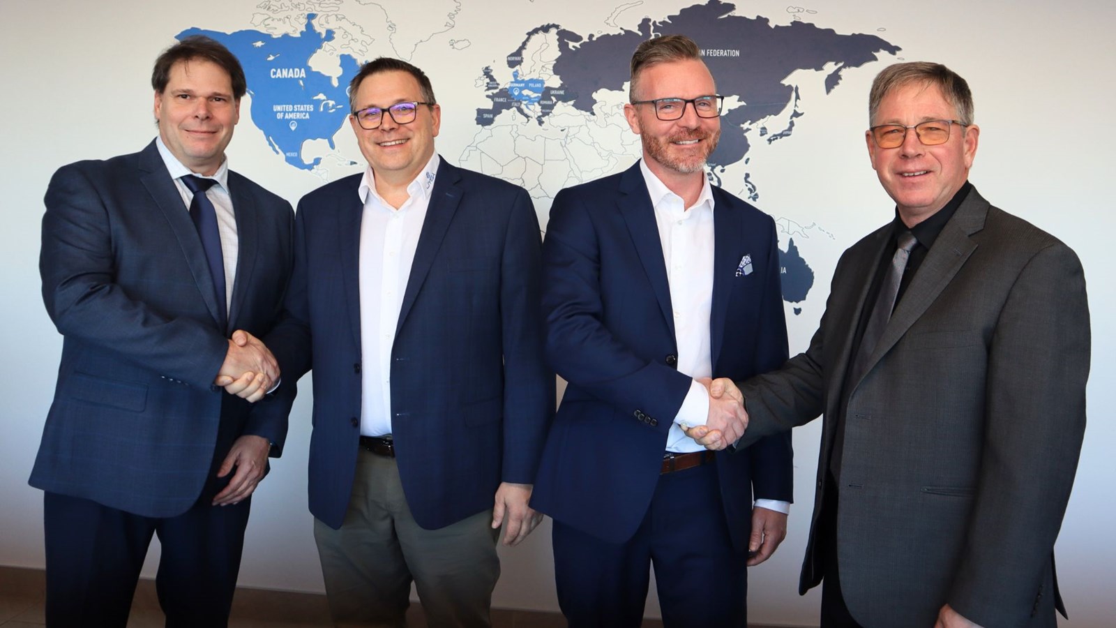 Sur la photo, Éric Vigneault, Équipements GDL Ltée, Alain Lefebvre, Jyga Technologies, Daric Grenier, Équipement GDL Ltée, et Donald Lefebvre, Jyga Technologies.