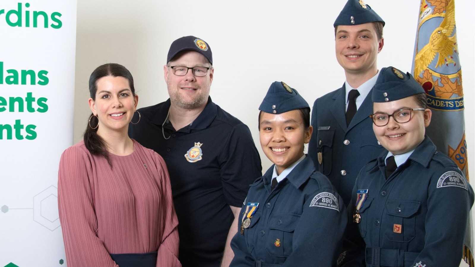 Sur la photo, Bianca Nadeau, directrice du développement de marché à la Caisse Desjardins du Sud de la Chaudière, Jonathan Pelletier, président du comité répondant du 890, le capitaine, Maxime Boucher, commandant de l'escadron et les adjudantes Célina Poulin, et Coralie Mathieu.