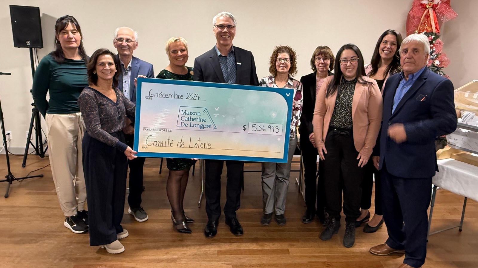 De gauche à droite : Isabelle Déchêne (trésorière), membres du comité de loterie : Jacinthe Gagné, Bernard Poulin, Marie-Josée Gamache (directrice générale), Gérald Dupuis (président d'honneur 2024, président d'Ultima Fenestration Inc.), Caroline Mercier, Nathalie Naud, Caroline Bernard (vérificatrice chez Blanchette Vachon), Renée-Claude Jacques et Léon Drouin (président du CA, responsable de la loterie), absente sur la photo : Julie-Maude Coutellier.