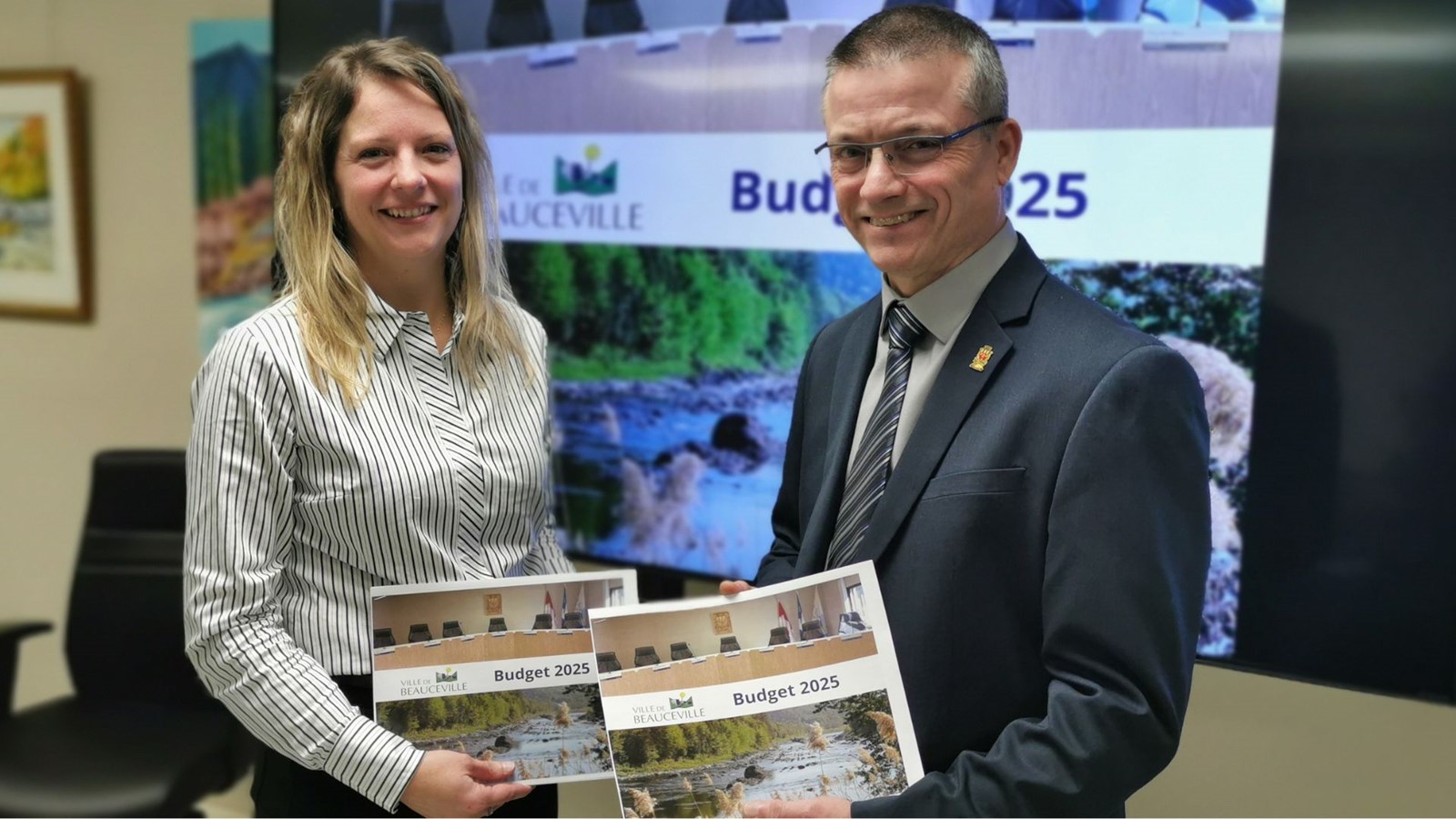 La directrice générale adjointe et directrice des finances, Mélanie Quirion et le directeur général, Serge Vallée, lors de la présentation du budget 2025 de la Ville de Beauceville.