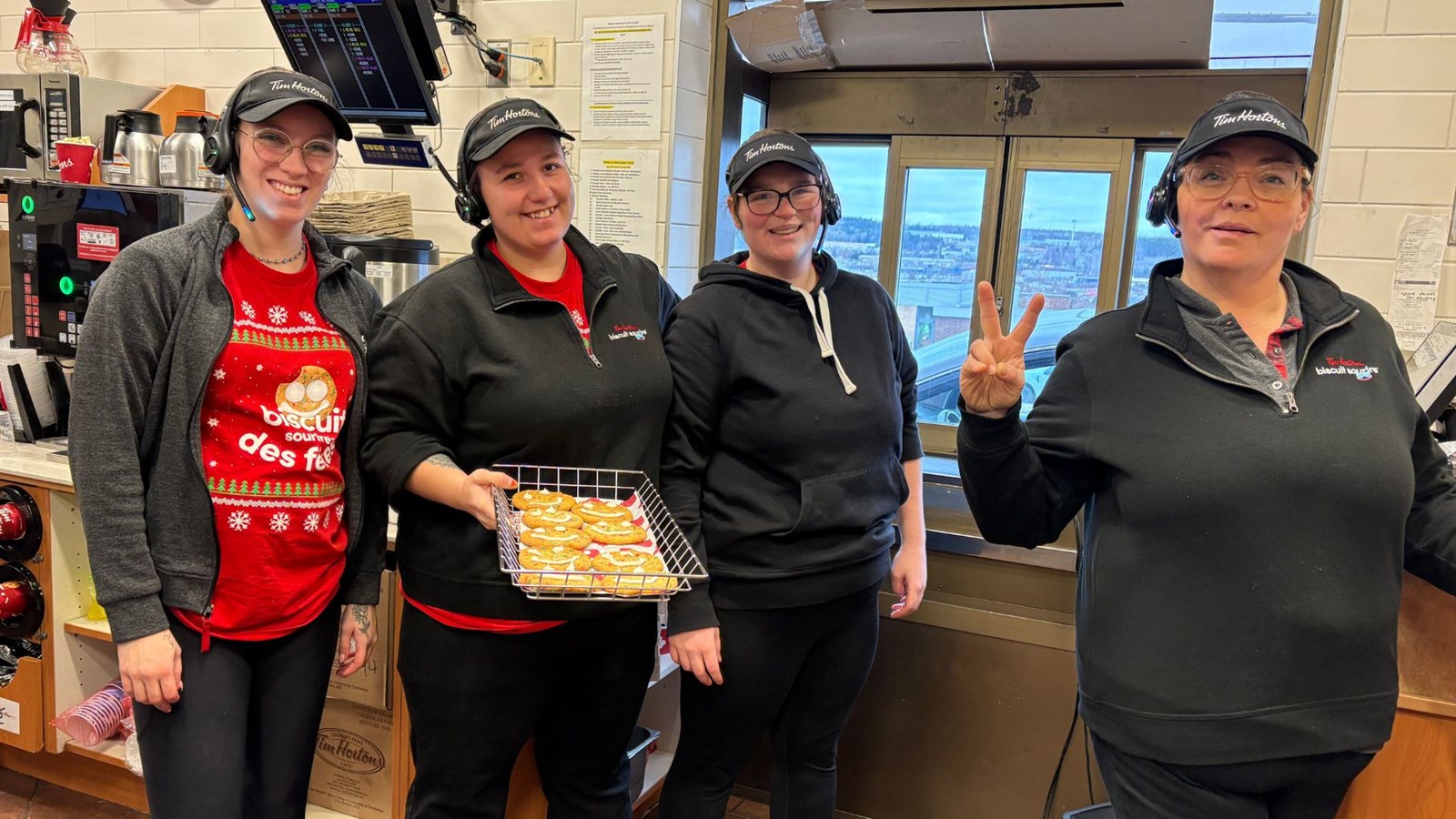Quelques membres de l’équipe du Tim Horton de la 150e rue, à Saint-Georges.