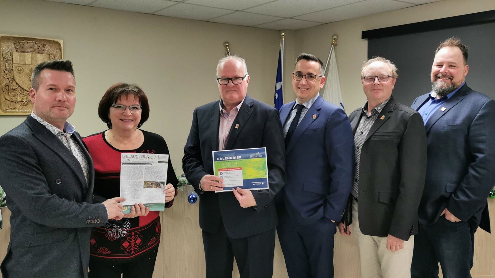 Le calendrier annuel et le bulletin municipal distribués par les cadets