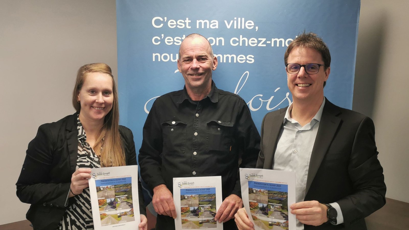 Le maire de Saint-Joseph-de-Beauce, Serge Vachon, en compagnie de la trésorière, Catherine Alarie, et du directeur général, Simon Leclerc, lors de la présentation du budget à la presse régionale.