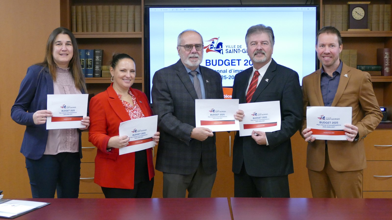 De gauche à droite : Mélanie Toulouse, chef de division - Revenus, Karine Veilleux, directrice générale associée, Claude Morin, maire de Saint-Georges, Claude Poulin, directeur général et Rémi Poulin, trésorier et directeur. 