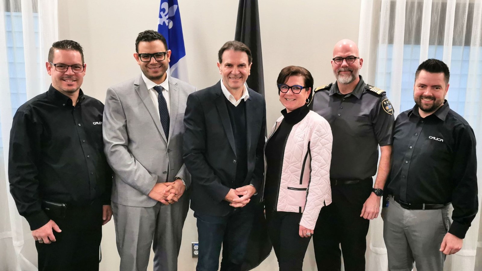 Le ministre Bonnardel et le député Poulin ont visité les installations du CAUCA en compagnie du directeur général, Alex Bernier, de la présidente du conseil d'administration, Manon Veilleux, du directeur des opérations, Dominic Desrosiers-Fortin, et du directeur des technologies, Francis Tanguay.