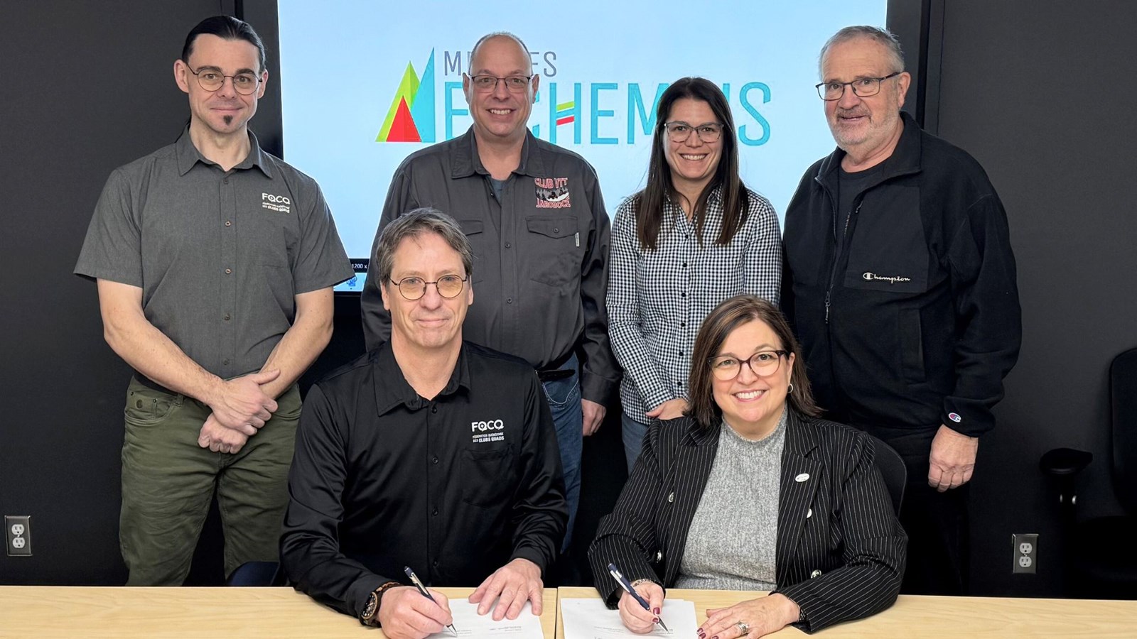 Les deux signataires de l'entente, Yohan Perron,directeur de la Fédération Québécoise des Clubs Quad (FQCQ) et Judith Leblond, directrice générale de la MRC des Etchemins, accompagnés de Julien Simard, agent de liaison de la FQCQ, Éric Vachon, président du Club VTT Jaroboce, Émilie Bédard, conseillère en aménagement du territoire et en environnement de la MRC des Etchemins, ainsi que Camil Turmel, préfet de la MRC des Etchemins.