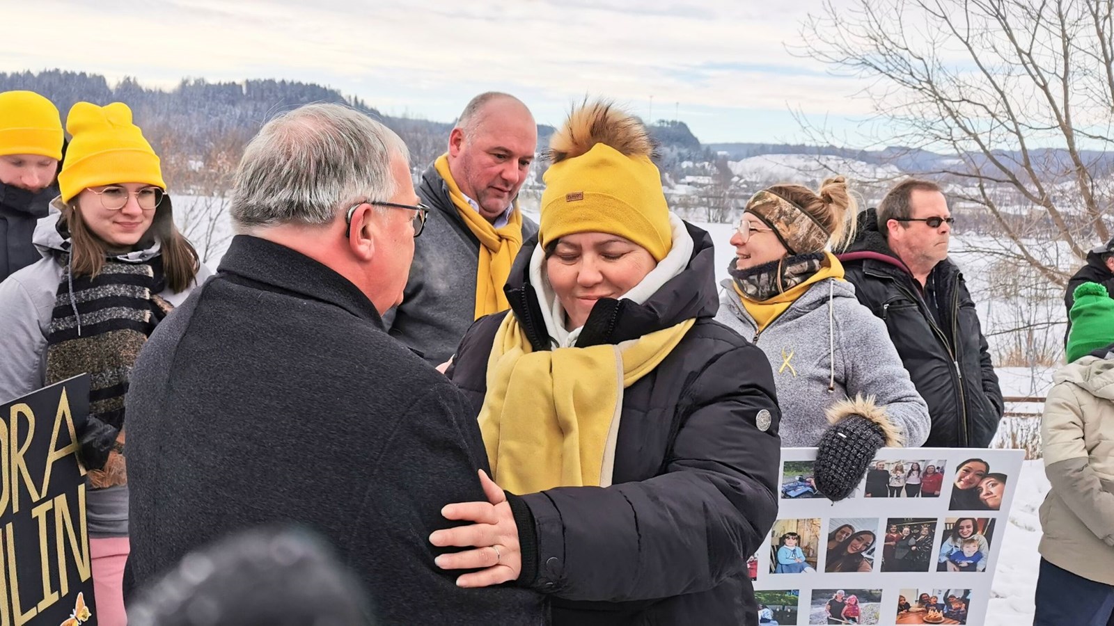 Après la cérémonie, le député de Beauce-Nord, Luc Provençal, est allé à la rencontre de Nathalie Poulin.
