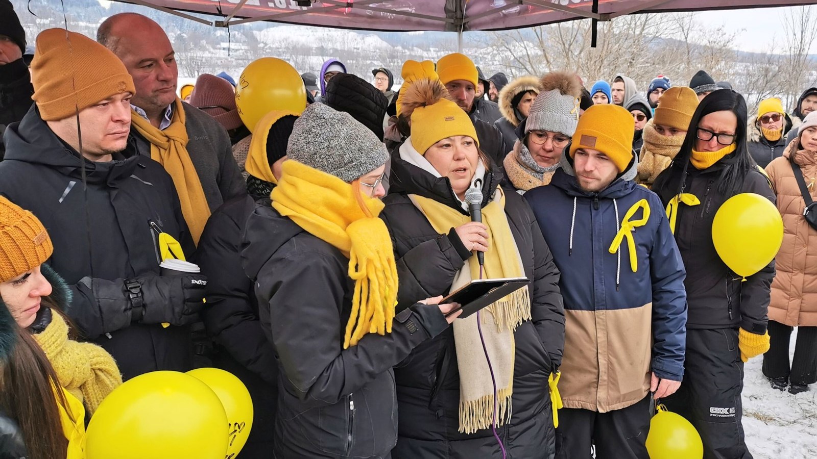 Nathalie Poulin a pris la parole entourée des membres de sa famille et de plusieurs amis de sa fille Alexandra.