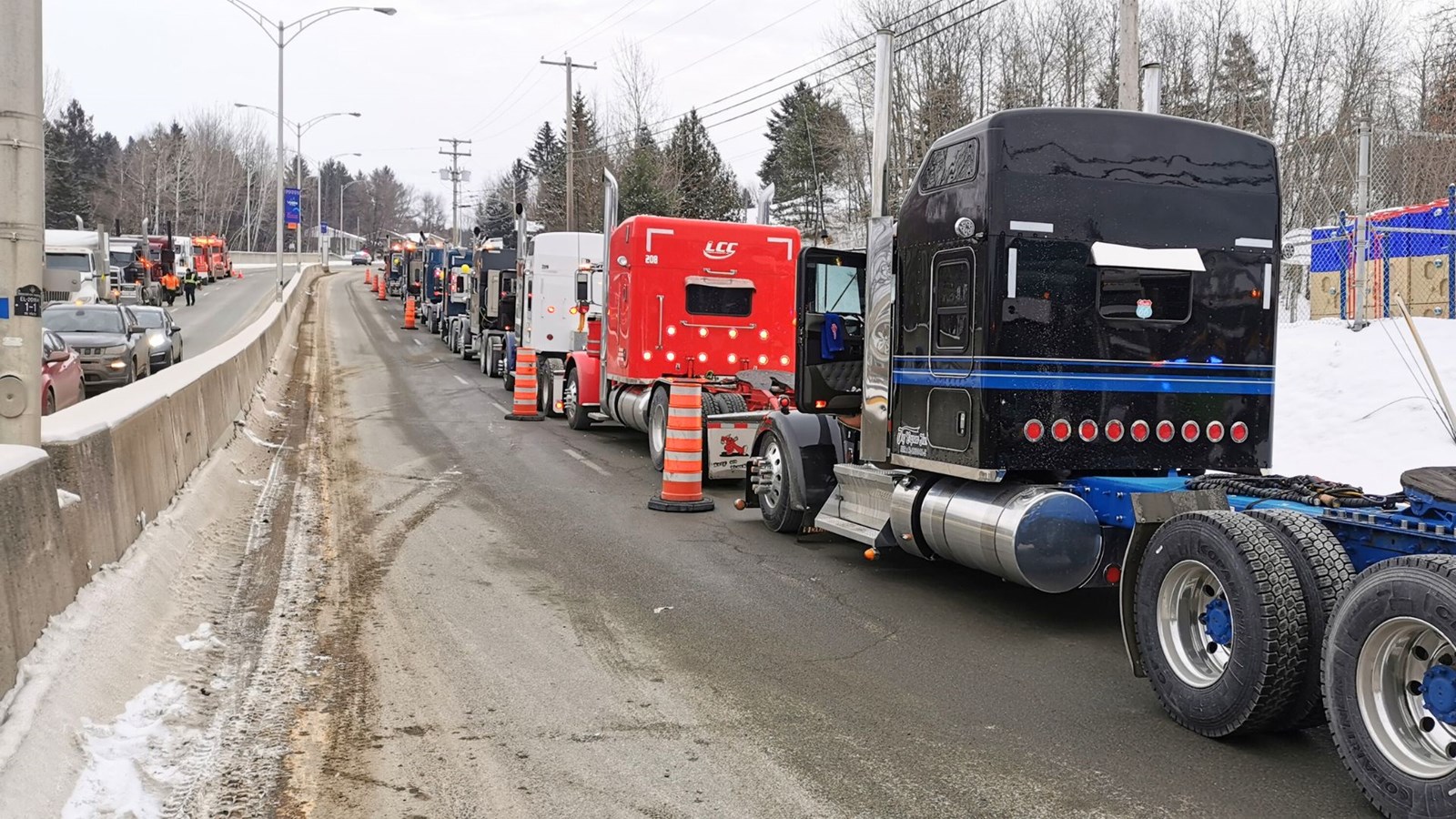 Quelques uns de la centaine de camions semi-remorque provenant de partout au Québec.