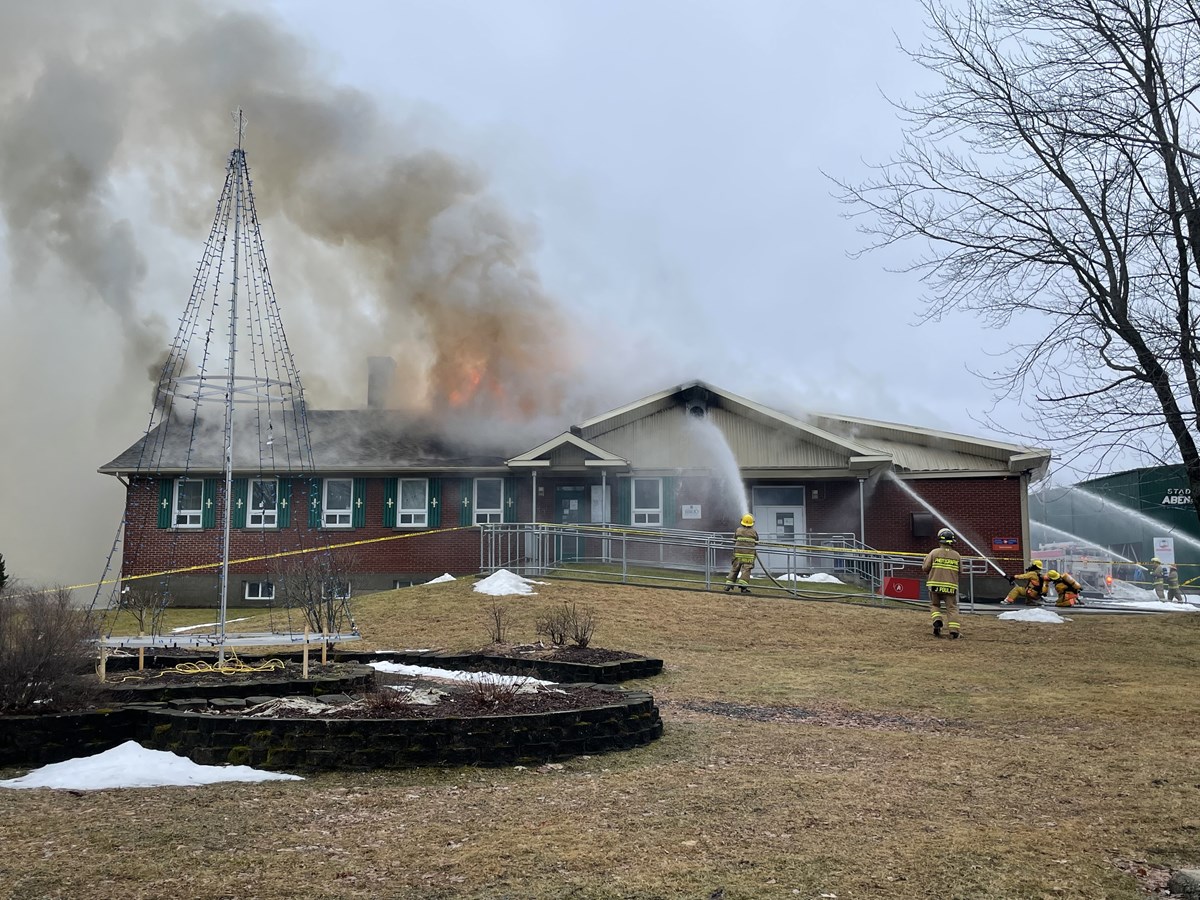 Sainte-Aurélie : le centre communautaire en proie aux flammes