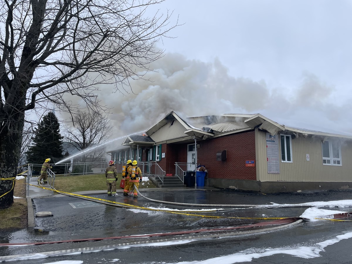 Sainte-Aurélie : le centre communautaire en proie aux flammes
