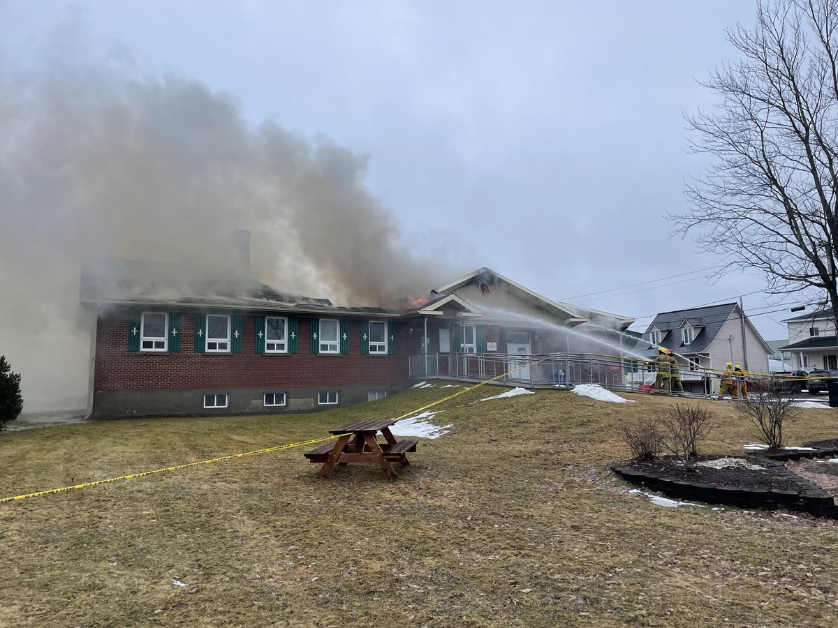 Sainte-Aurélie : le centre communautaire en proie aux flammes