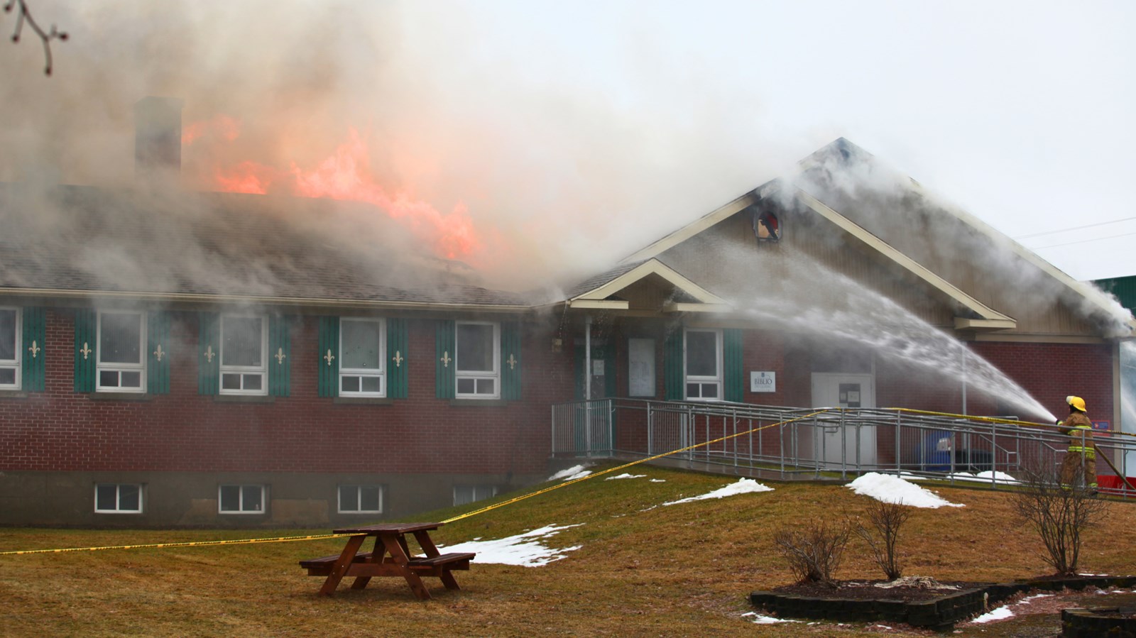 Sainte-Aurélie : le centre communautaire en proie aux flammes