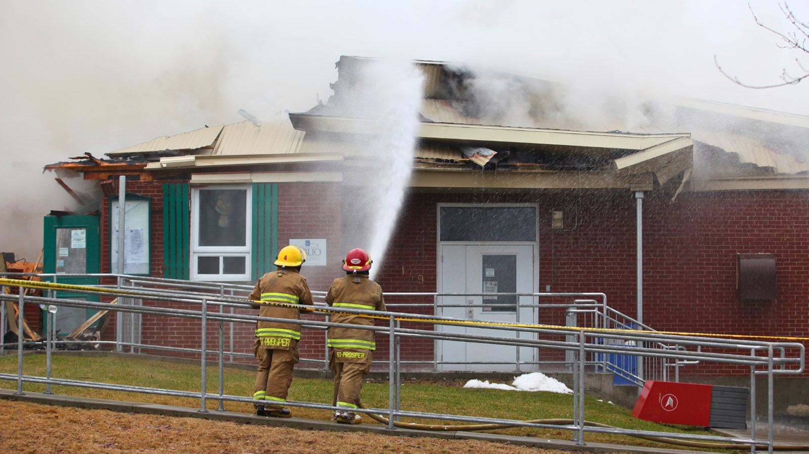 Sainte-Aurélie : le centre communautaire en proie aux flammes