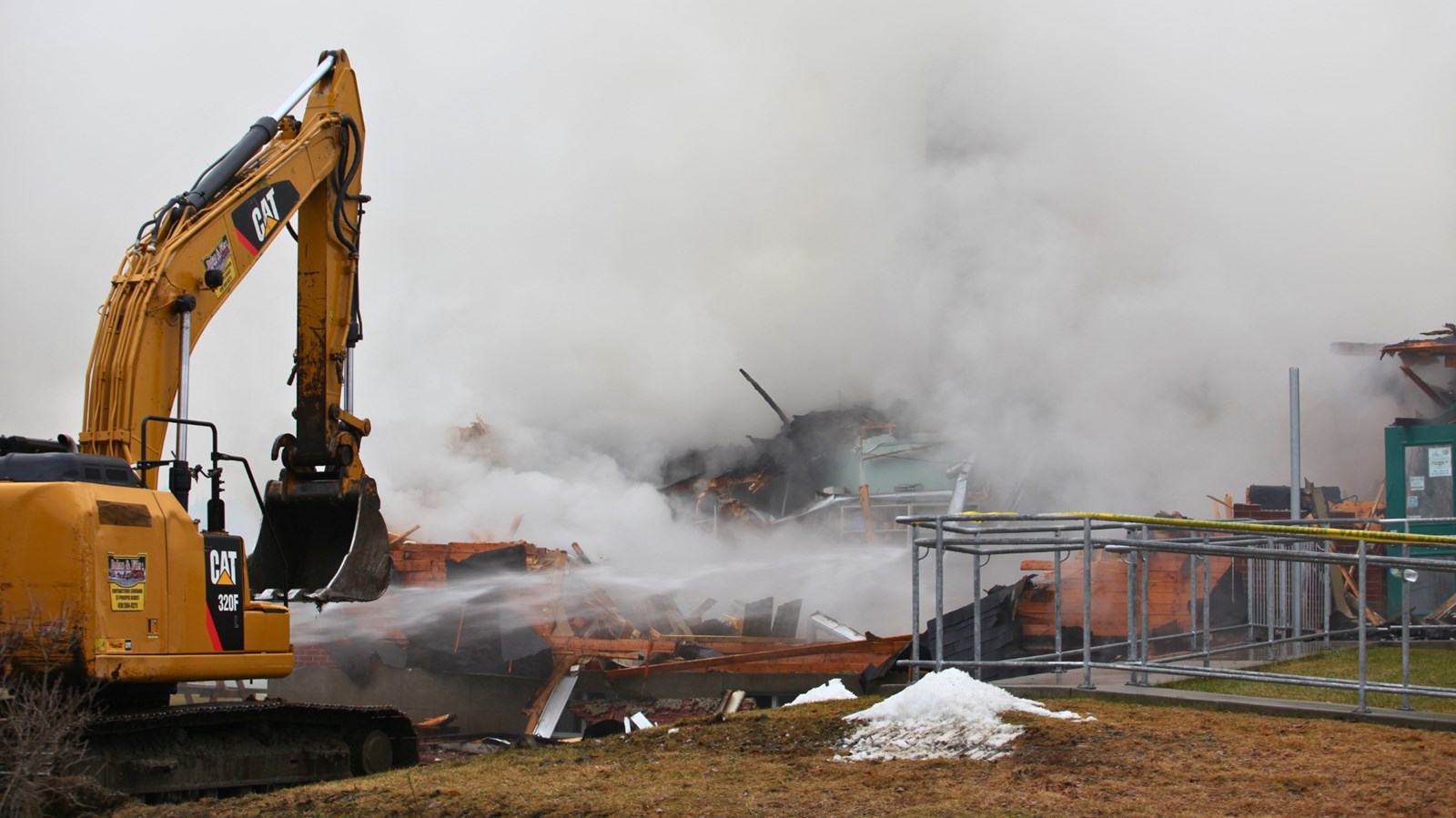 Sainte-Aurélie : le centre communautaire en proie aux flammes