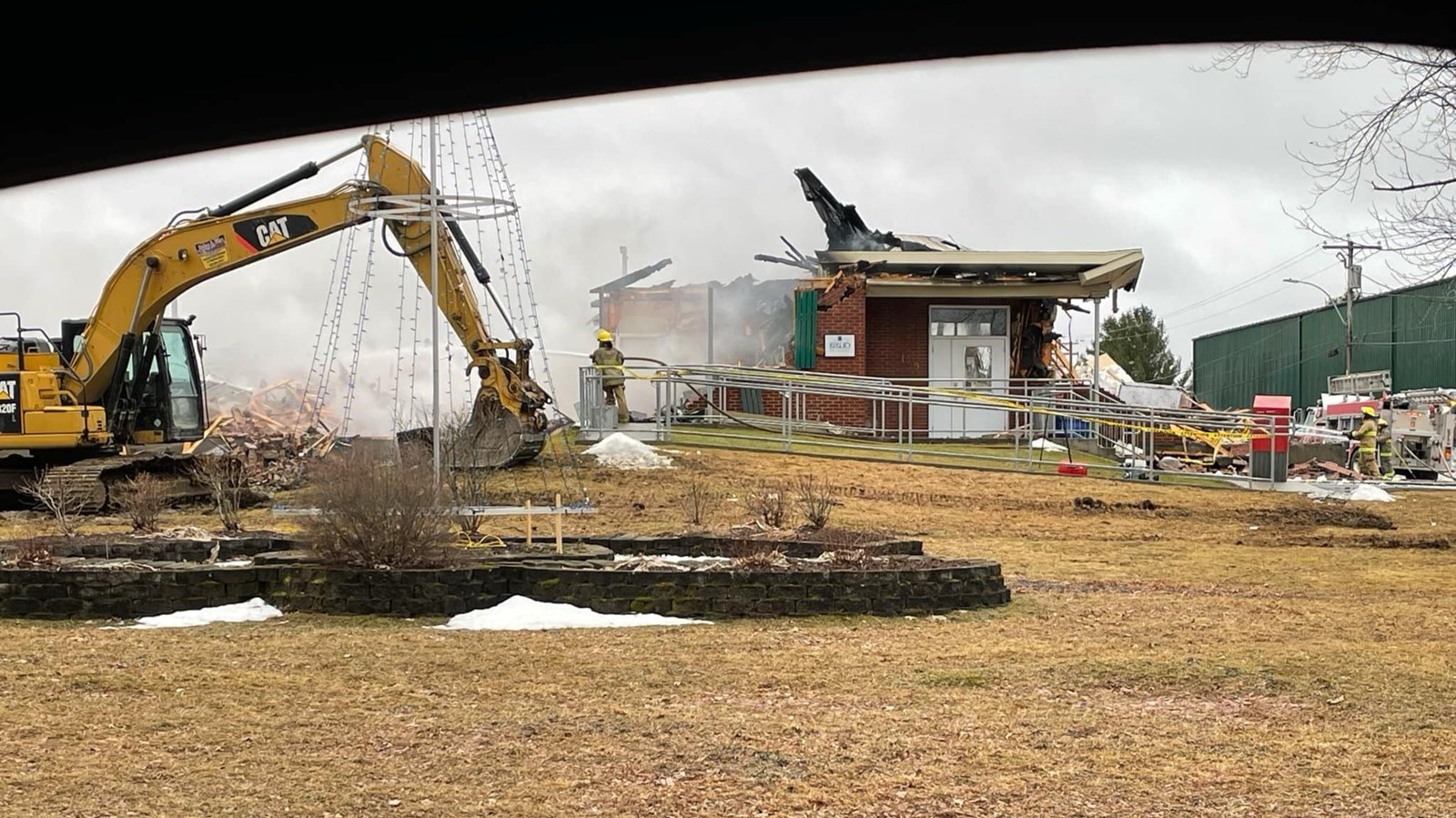 Sainte-Aurélie : le centre communautaire en proie aux flammes