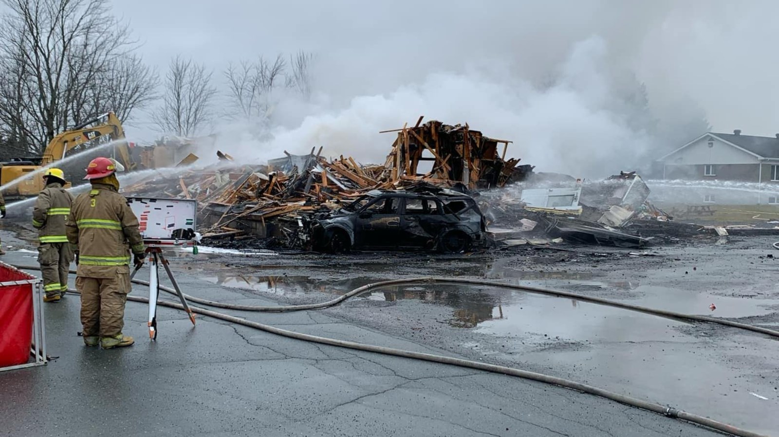 Sainte-Aurélie : le centre communautaire en proie aux flammes