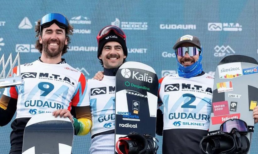 Éliot Grondin (au centre) avec sa nouvelle médaille d'or