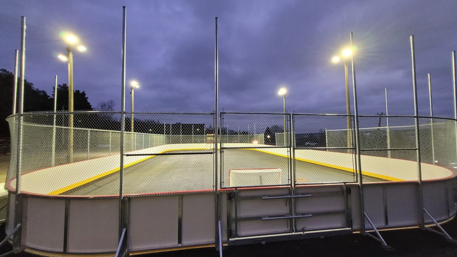 Cette nouvelle patinoire extérieure deviendra une surface de hockey-balle à la fonte des neiges.
