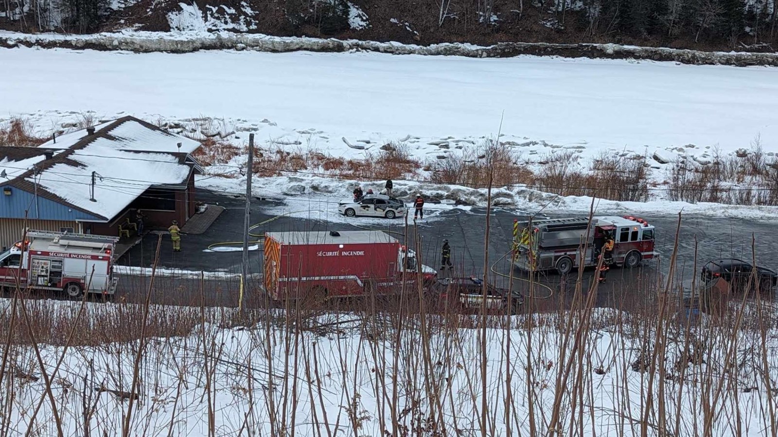 Une voiture détruite par le feu dans le stationnement du Cabaret Bar 55