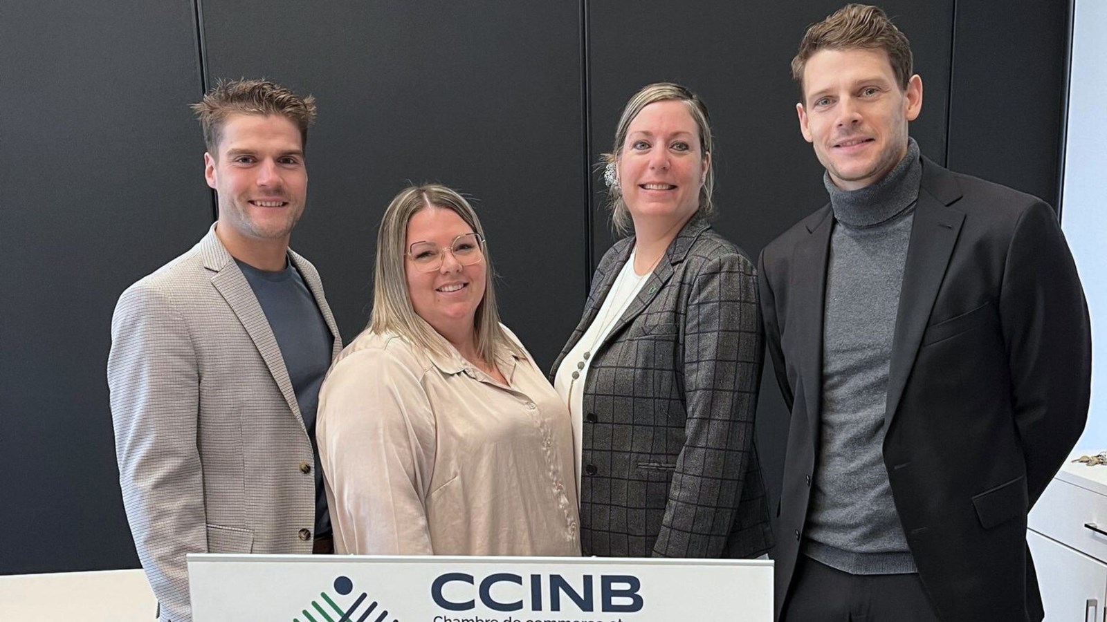 De gauche à droite, Francis Langevin, porte-parole du Volet Jeunes Professionnels, Marie-Christine Lavoie, directrice générale de la CCINB, Pier-Anne Boulay, de Desjardins, ainsi que Pierre Graff, président directeur-général du Regroupement des jeunes chambres de commerce du Québec.