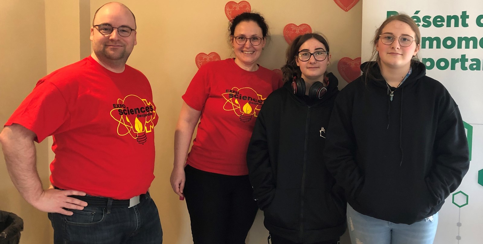Claude Lessard, Chantal Poulin, Constance et Noémie Boutin, deux élèves de la polyvalente des Abénaquis