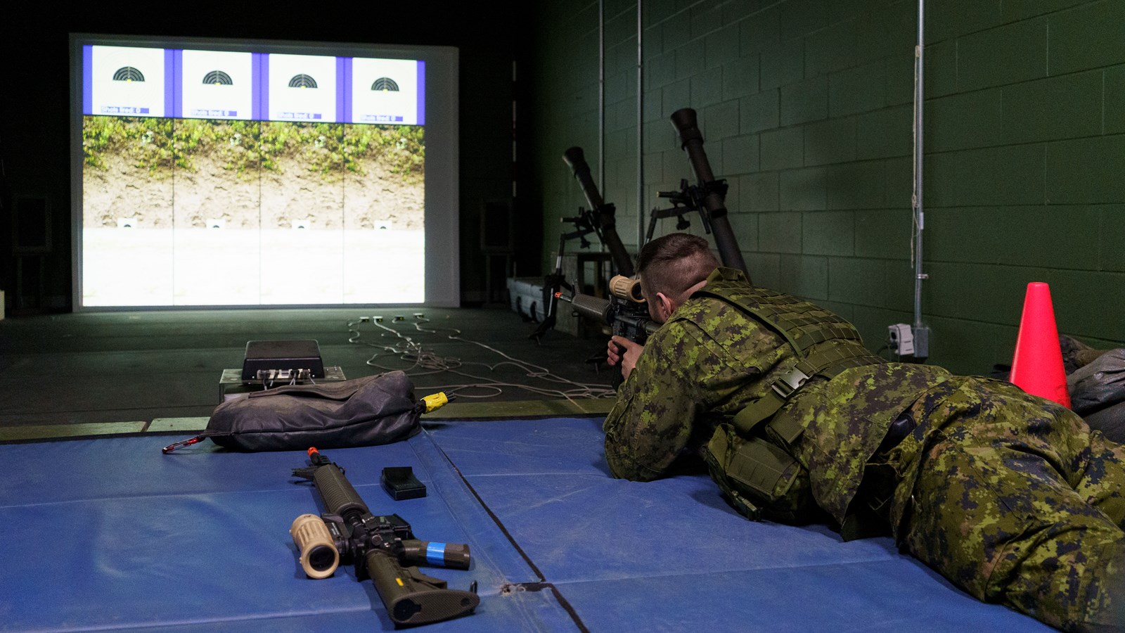 Les citoyens en visite au manège militaire de Beauceville 
