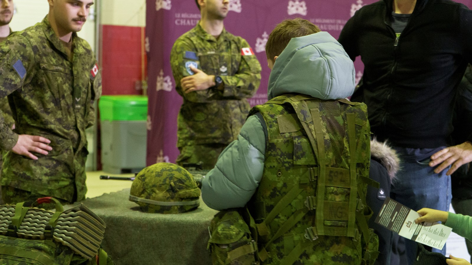 Les citoyens en visite au manège militaire de Beauceville 