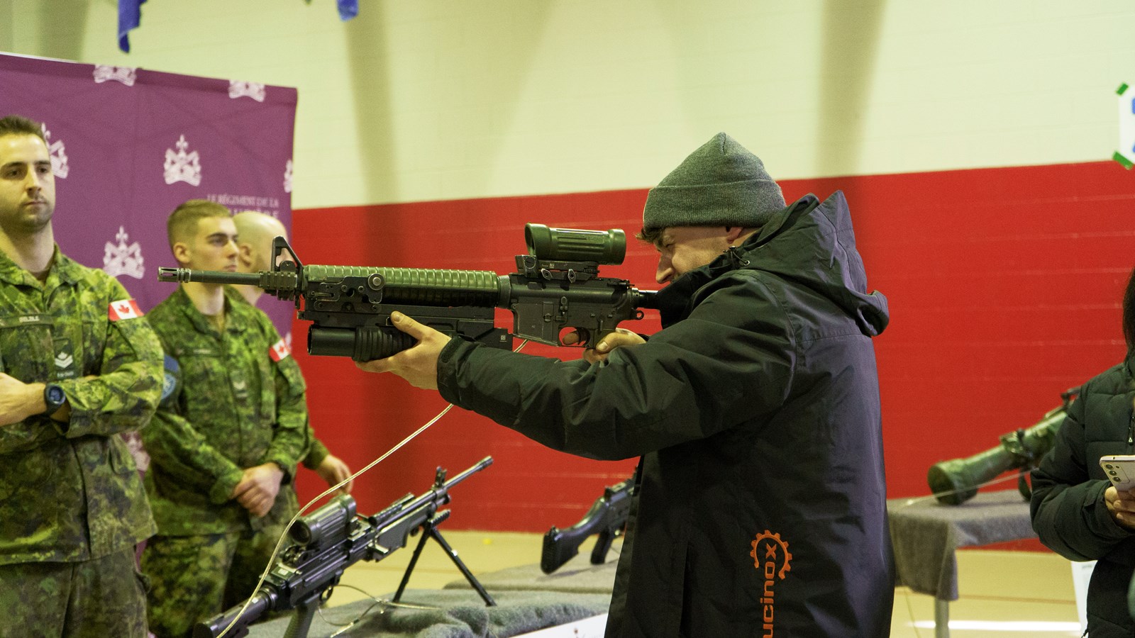 Les citoyens en visite au manège militaire de Beauceville 