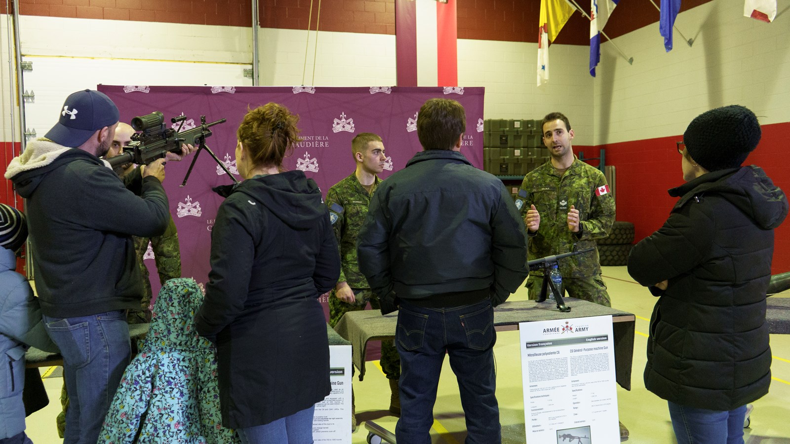 Les citoyens en visite au manège militaire de Beauceville 