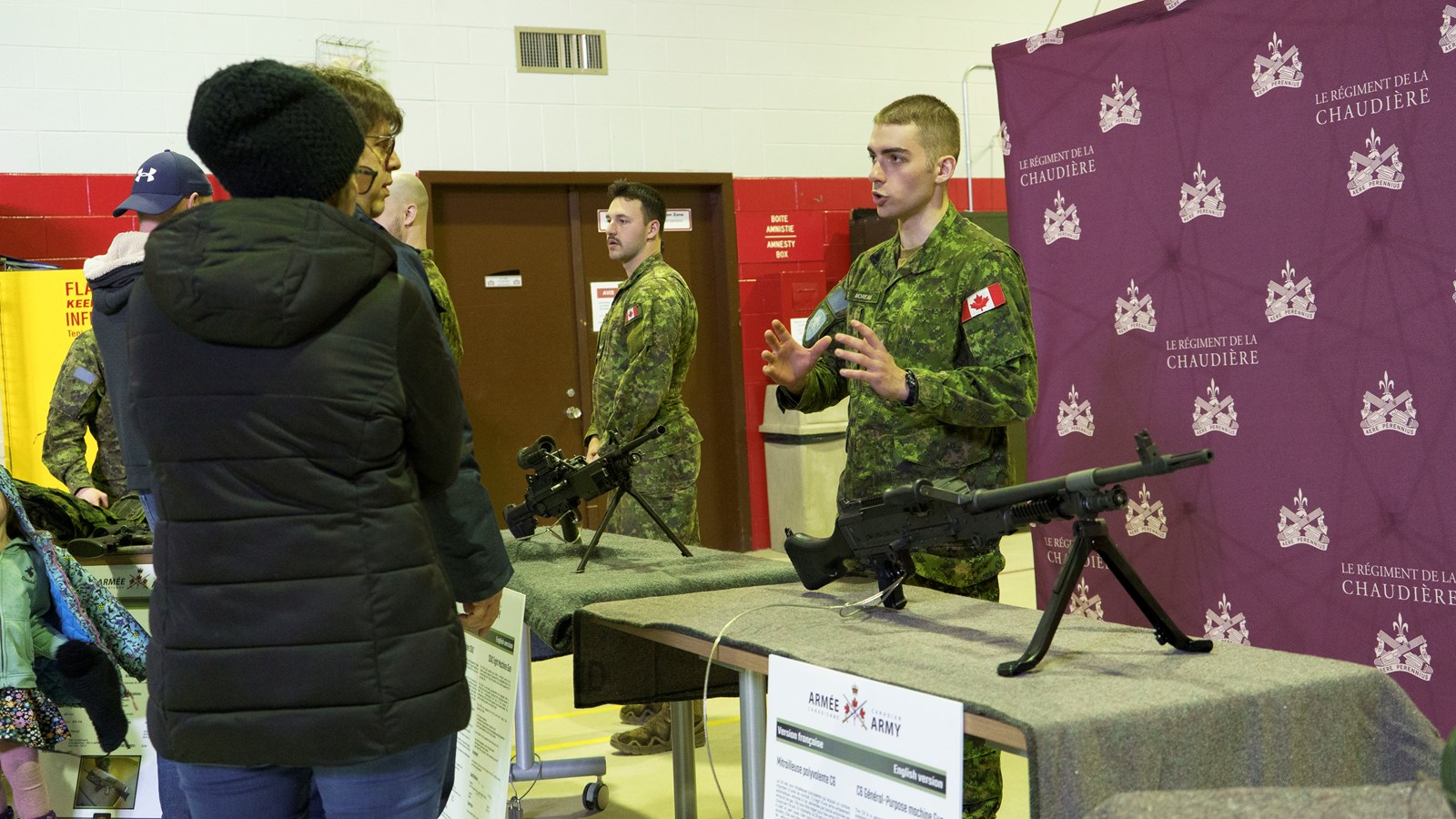 Les citoyens en visite au manège militaire de Beauceville 