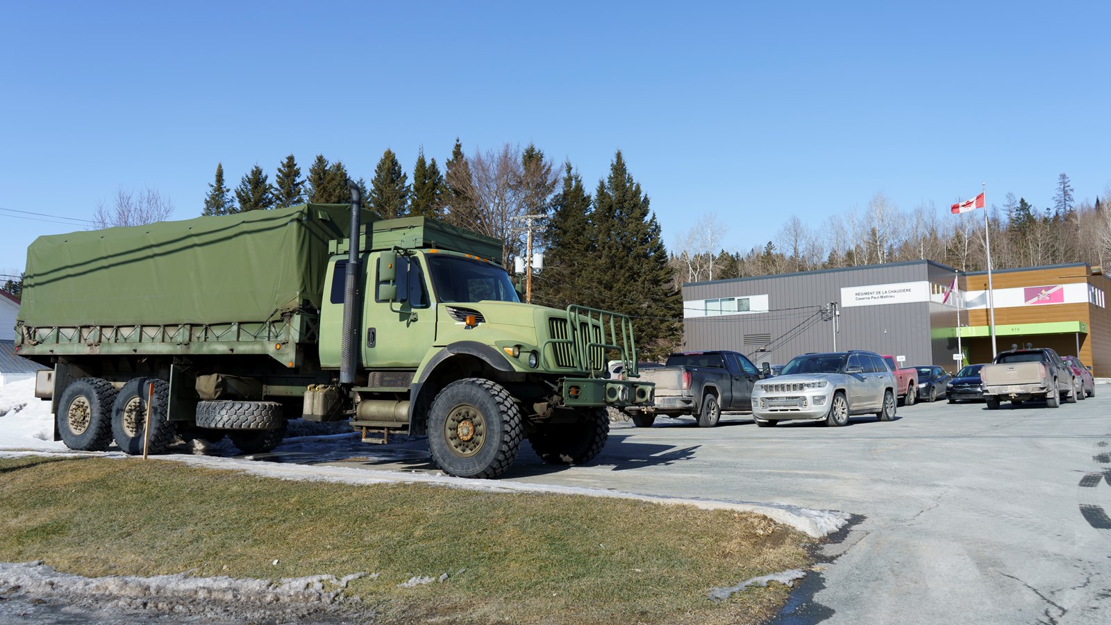 Les citoyens en visite au manège militaire de Beauceville 