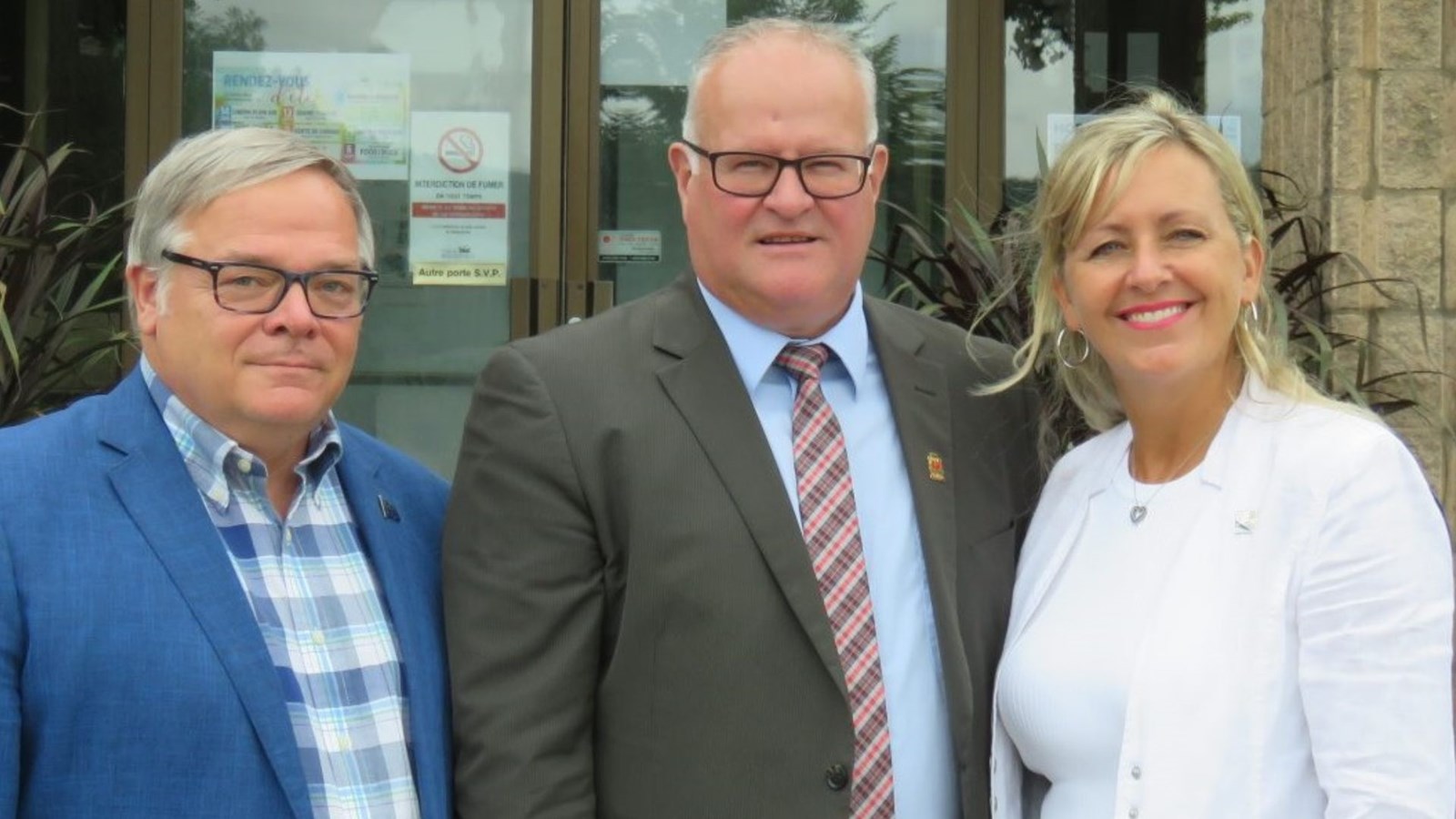 Le député de Beauce-Nord, Luc Provençal, le maire de Beauceville, François Veilleux et la ministre des Affaires municipales, Andrée Laforest.