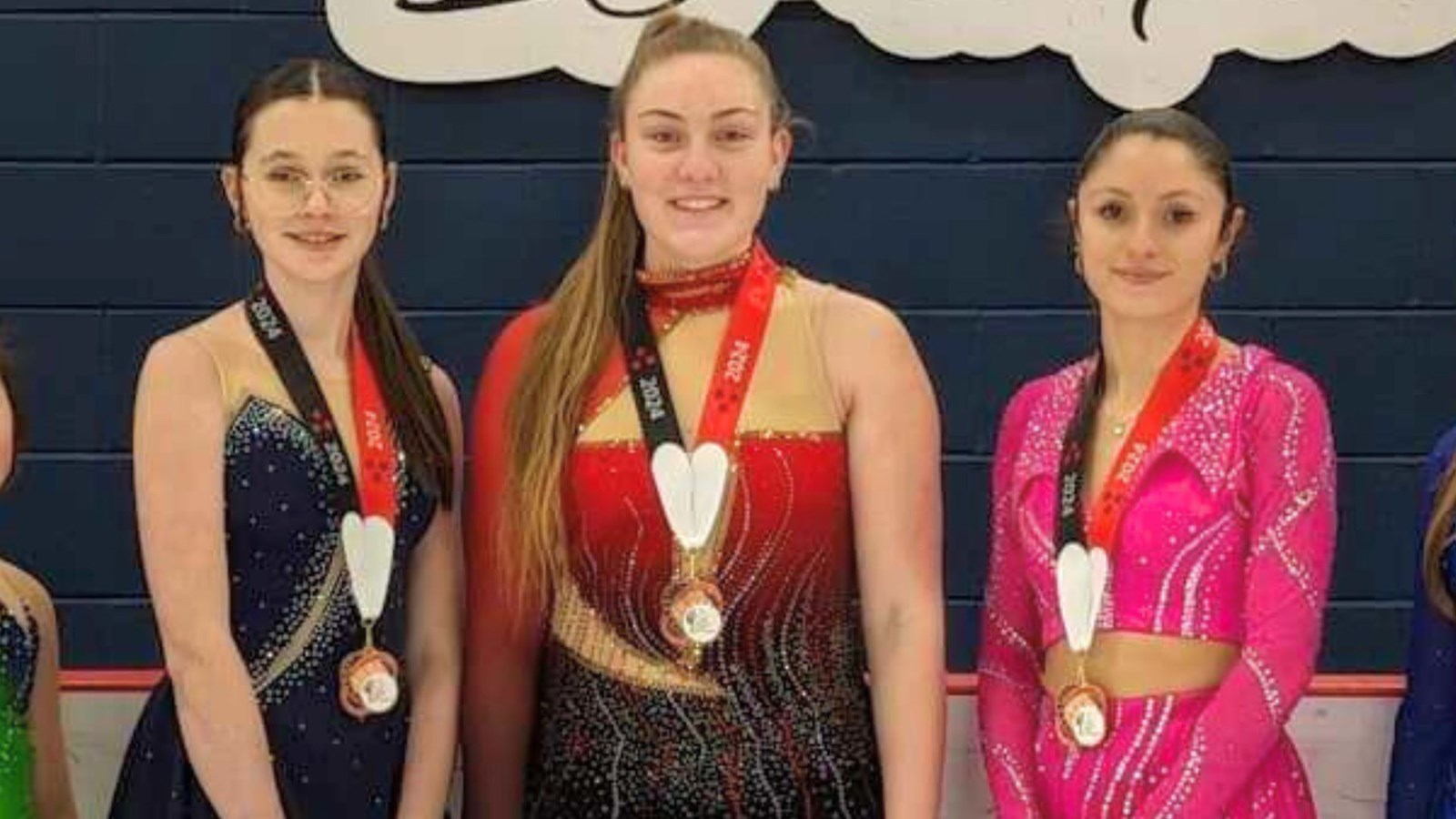 Les médaillées de bronze sont Alicia Drouin, Brittany Goulet et Audrey Langelier.