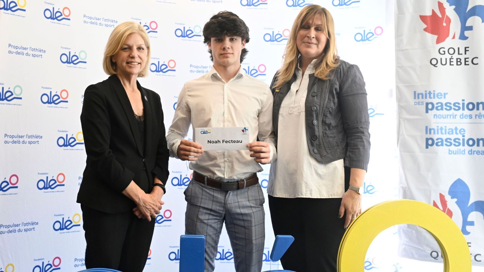 Noah Fecteau a reçu sa bourse des mains de Louise Patry, présidente de Golf Québec, et Patricia Demers, directrice générale de Golf Québec.