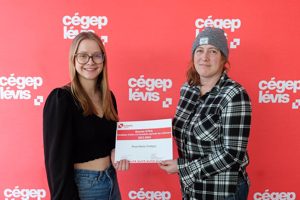 Rose-Marie Châtigny et Laetitia Létourneau, administratrice de la Fondation d’aide à la formation agricole de Lotbinière