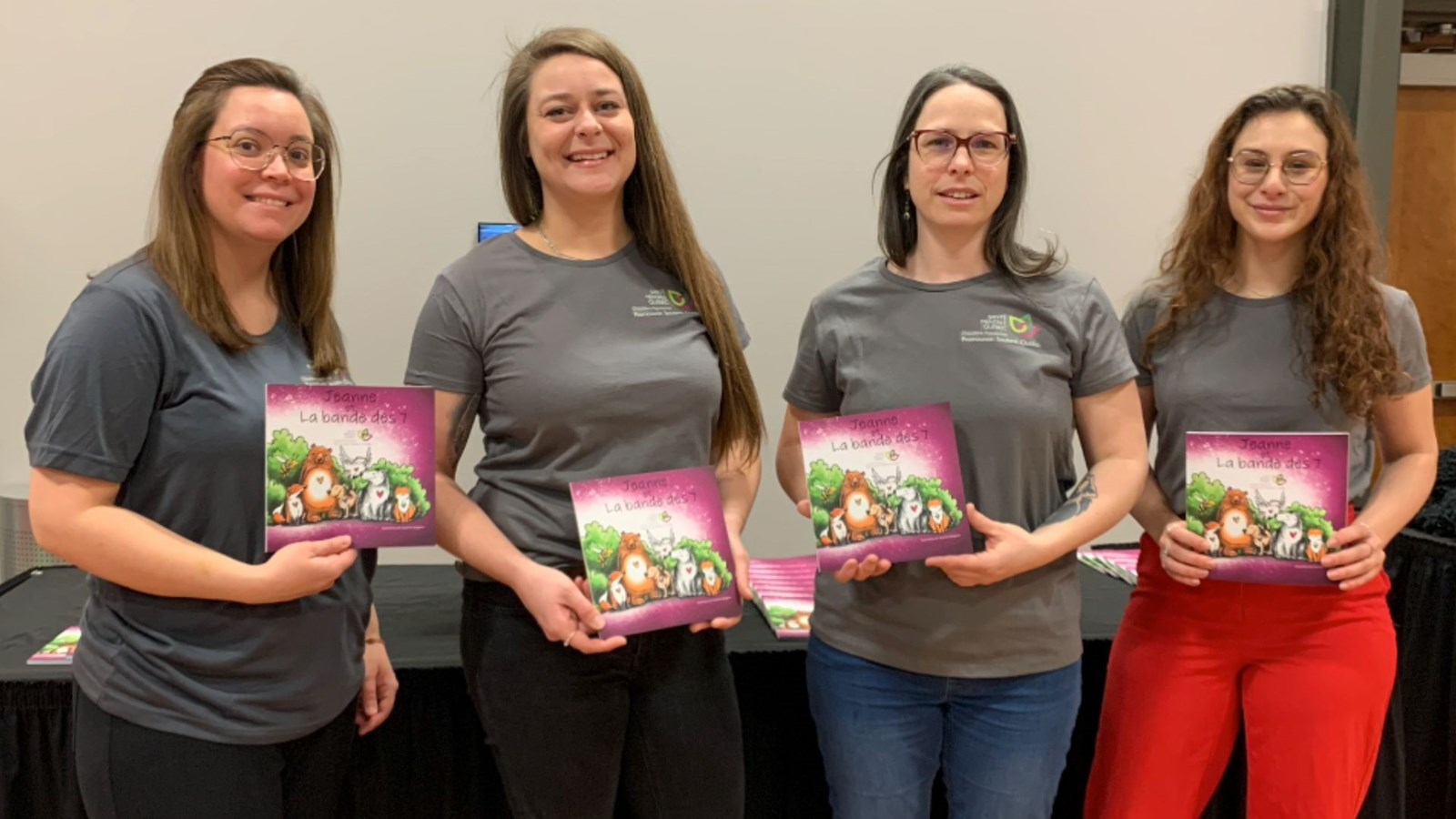 De gauche à droite: Emmanuelle Pinel (coordonnatrice), Marie-Philip Dufresne (directrice), Kimberly Ellis (conseillère en promotion et en prévention en santé mentale), Myriam Bélanger (conseillère en communication).