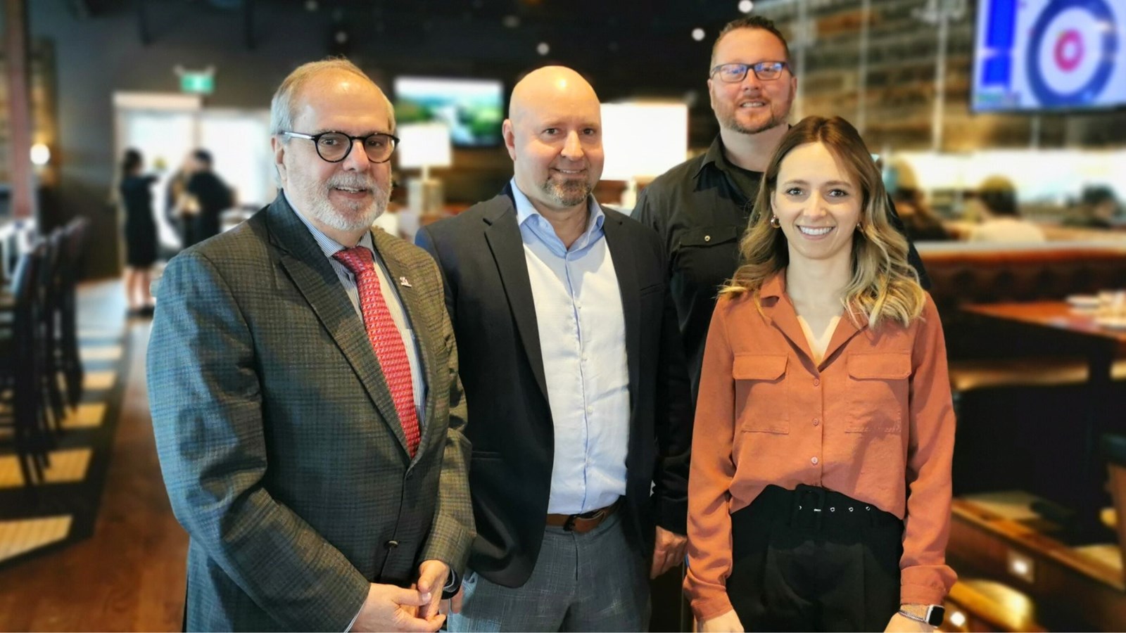 La coprésidente d'honneur de l'Expo Habitat Beauce 2024, Méghane Bernard, en compagnie du maire de Saint-Georges, Claude Morin, ainsi que du directeur général et président de l'APCHQ Beauce-Appalaches, respectivement Maxime Tanguay et Sylvain Nadeau.