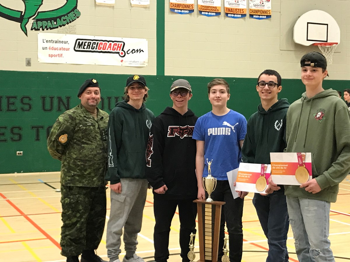 L’équipe du Corps de cadets 2898 Sainte-Marie : Capt Guillaume Paré (Entraineur), Akeem Lafrenière (Sainte-Marie), Hugo Pelletier (Scott),
Nick Gosselin (Sainte-Marie), Étienne Felteau (Scott) et Anthony Bernard (Saint-Joseph)