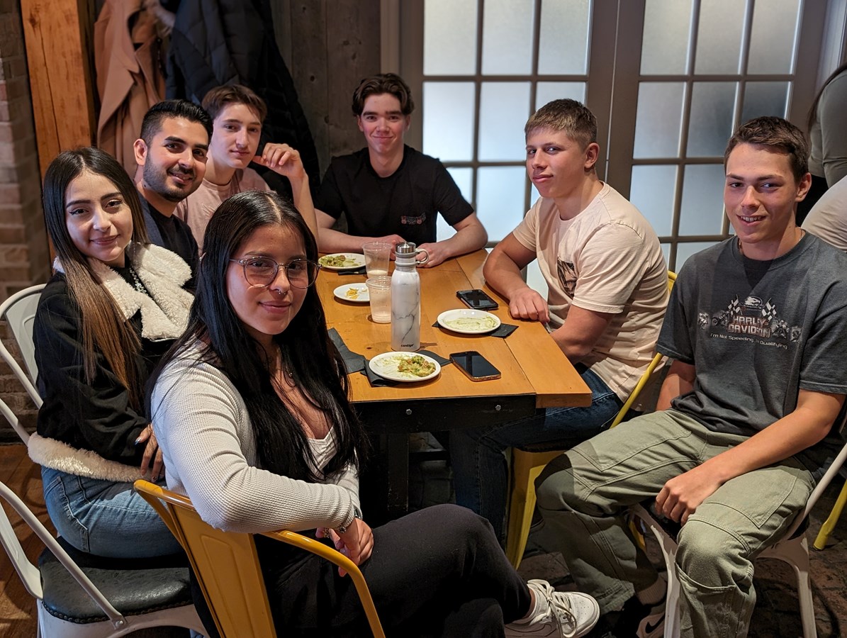 Des élèves organisent un repas-partage pour les nouveaux arrivants