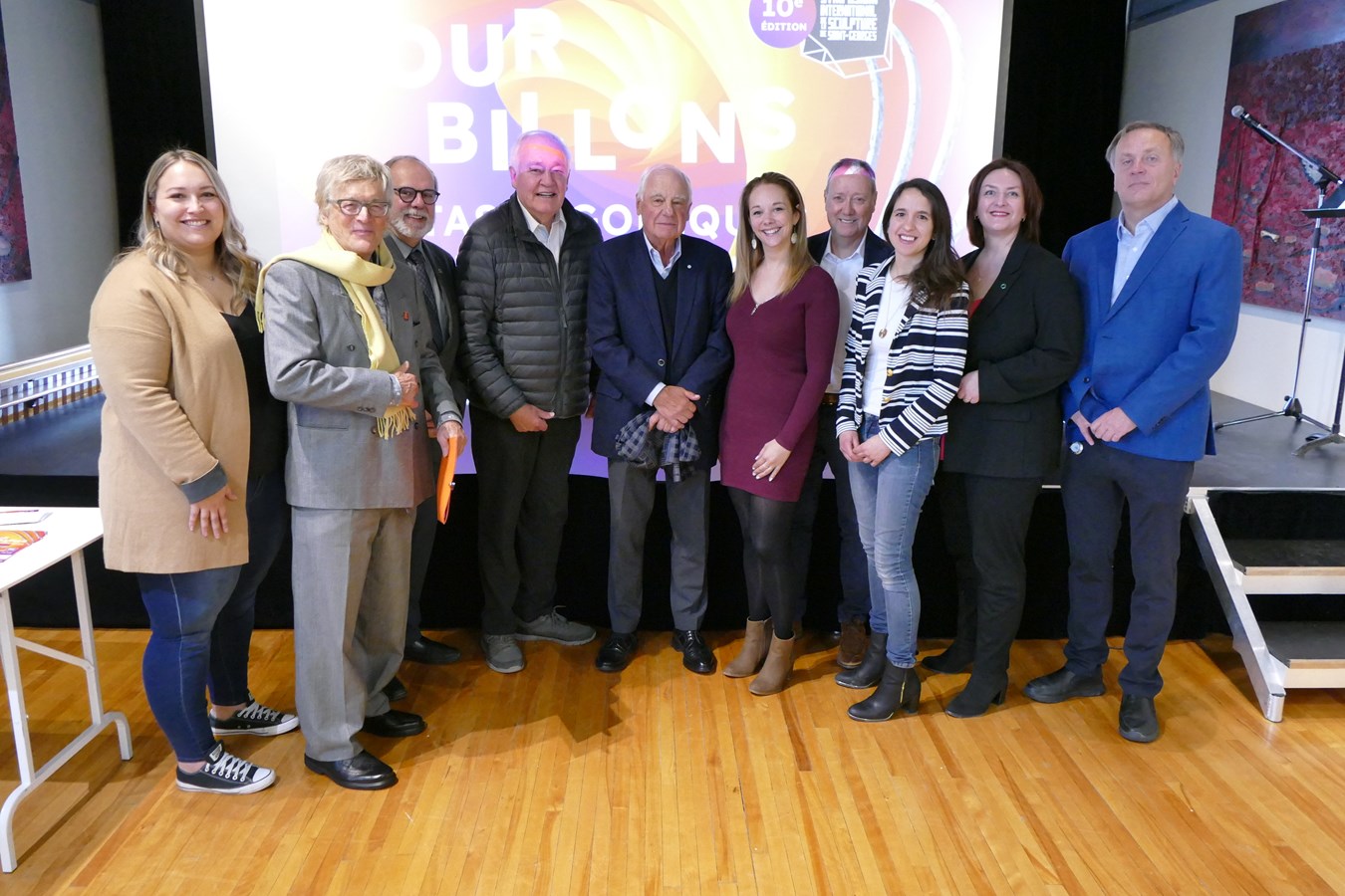 De gauche à droite : Valérie Paradis, adjointe à la direction pour Artistes et Artisans de Beauce, Joseph-Richard Veilleux, Directeur artistique de Beauce Art, Claude Morin, maire de la Ville de Saint-Georges, Paul Baillargeon, initiateur du projet Beauce Art, Marcel Dutil, président d'honneur de la 10e édition du Symposium, Pamela Doyon, Directrice générale Le Solstice Festival, Martin Rancourt, président de Beauce Art
Marie-Soleil Gilbert, directrice générale de Beauce Art, Nancy Rhéaume, Conseillère distinction coopérative chez Desjardins et Dany Quirion, Préfet de la MRC Beauce-Sartigan