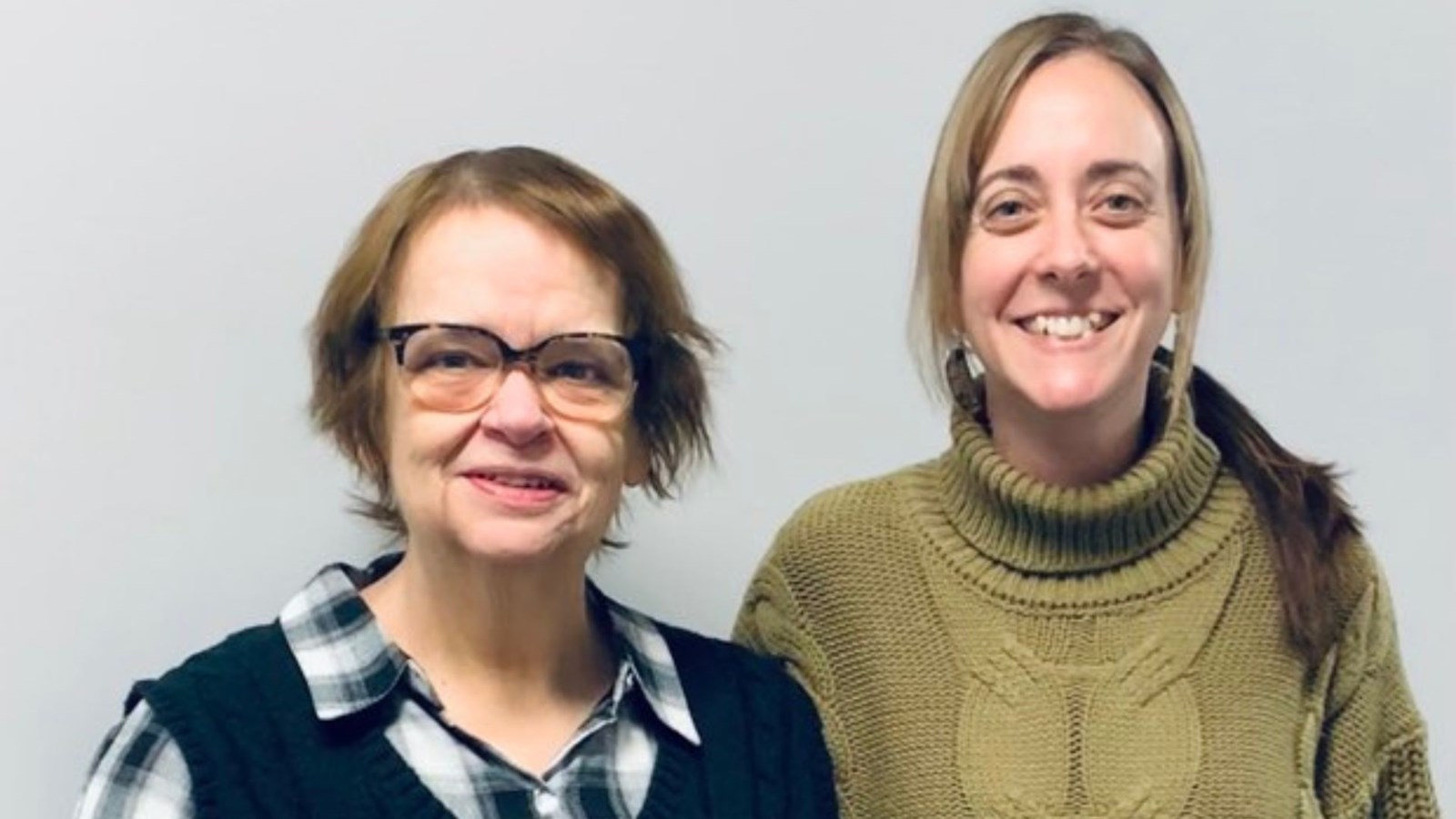Céline Leclerc, formatrice en français et calcul chez Alphare et Sandy Létourneau, agente d’intégration et de sensibilisation en immigration au CJE Beauce-Sud, toutes deux responsables des groupes « Placotons… en québécois! ». Absente de la photo : Danielle Breton,
agente socioculturelle et responsable des groupes à la Municipalité de Saint-Éphrem.