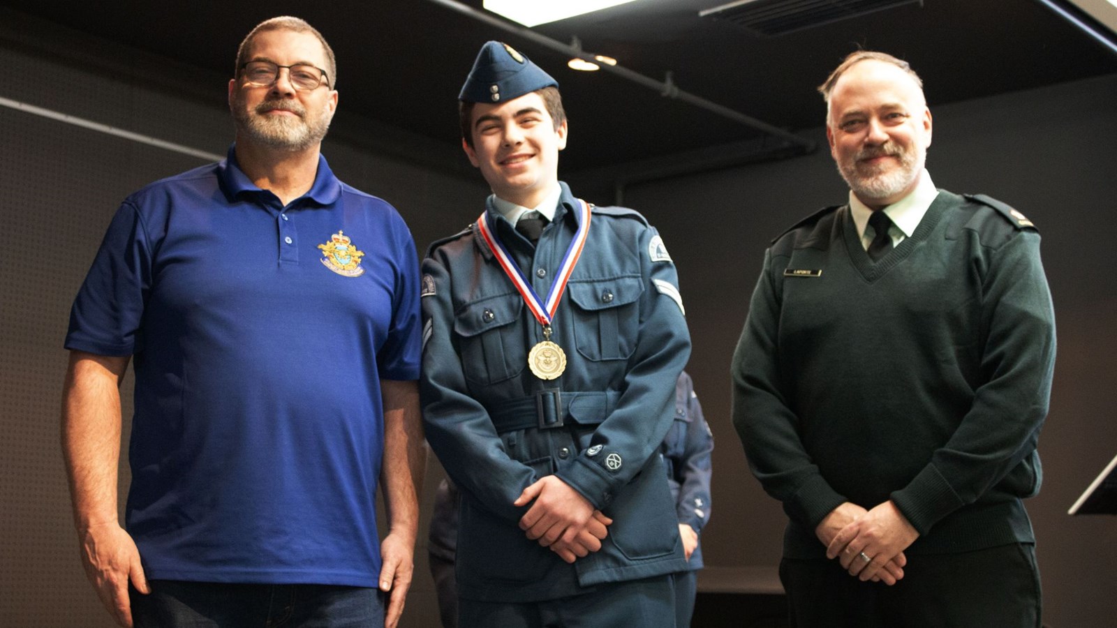 Le caporal Nathan Goulet a reçu sa médaille d’or des mains de Marc Lévesque, administrateur (secteur Est) de la Ligue des cadets de l’air et du Major Sébastien Laporte, commandant du secteur Québec de l’Unité régionale de soutien aux cadets.