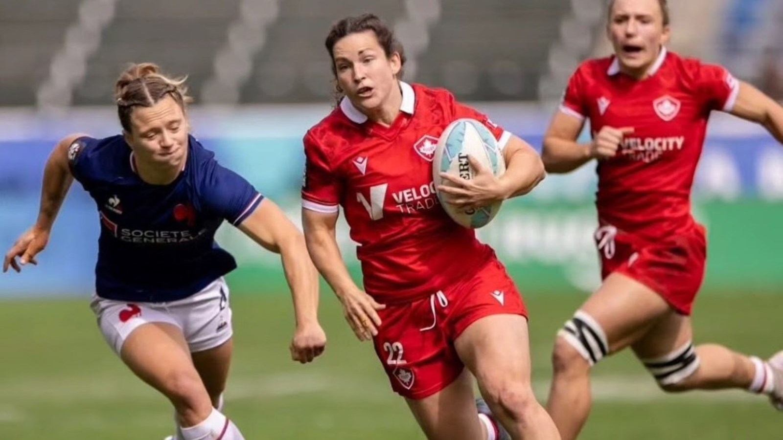 Au centre, la Beauceronne Sabrina Poulin portant le ballon.
