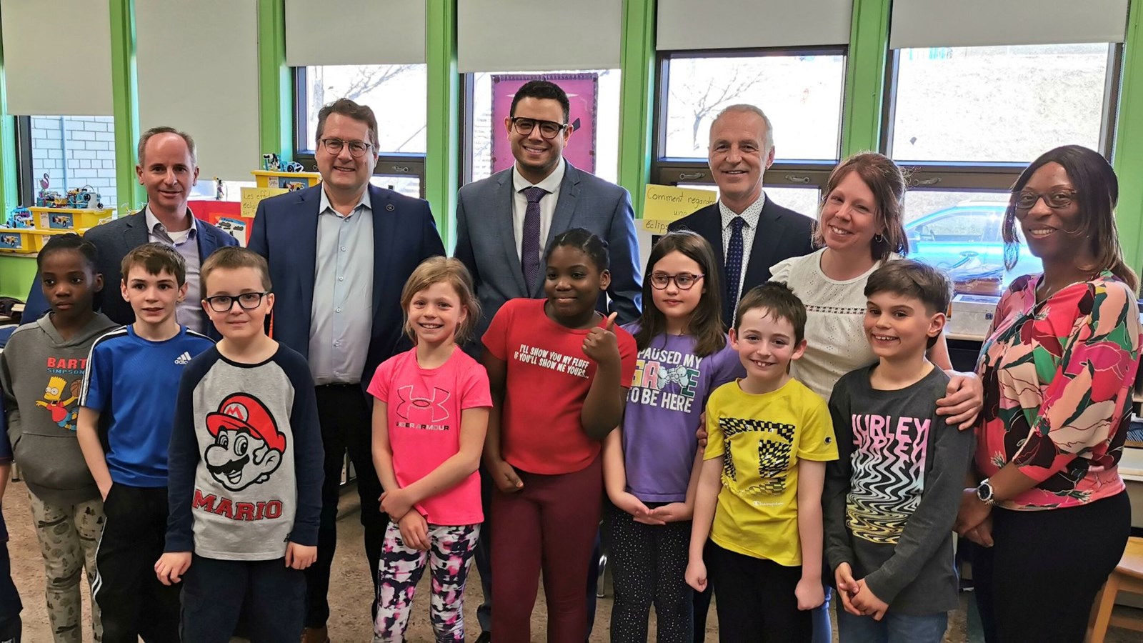 Le ministre Drainville a fait une tournée de l'expo-sciences préparée oar les élèves de l'école La Passerelle de Saint-Georges.