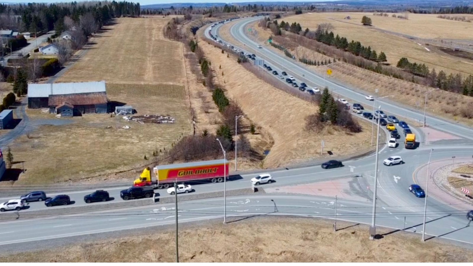 La circulation à partir de Saint-Georges a été congestionnée pendant plusieurs heures après l'éclipse. Ici, vue aérienne du carrefour giratoire de la route 204 pour l'accès à la A-73.