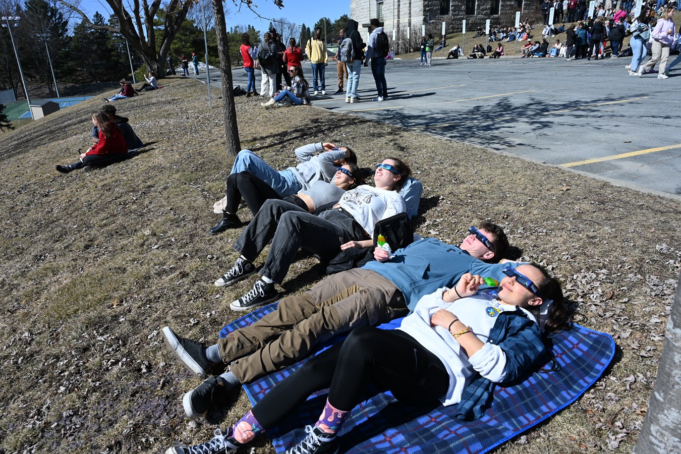 La communauté collégiale rassemblée pour observer l’éclipse solaire totale
