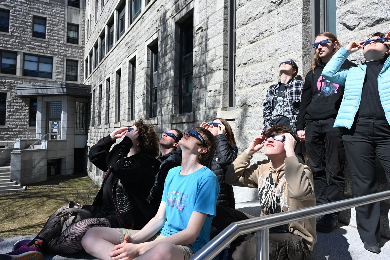 La communauté collégiale rassemblée pour observer l’éclipse solaire totale