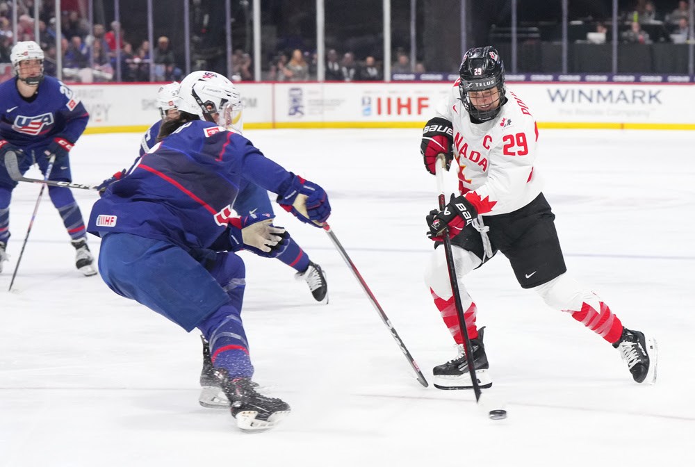 Marie-Philip Poulin a marqué deux buts importants dimanche, aidant son équipe à l’emporter 6-5 en prolongation contre les États-Unis.